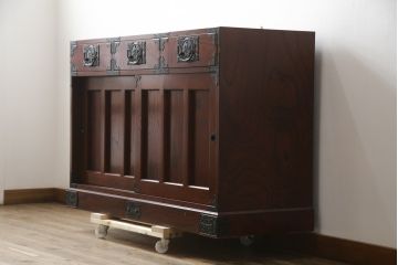 中古　美品!!　工芸家具　飛鳥欅箪笥　欅(ケヤキ)材　意匠を凝らした金具が素敵な水屋箪笥サイドボード(収納棚、戸棚、食器棚、カップボード、サイドキャビネット)(R-079221)