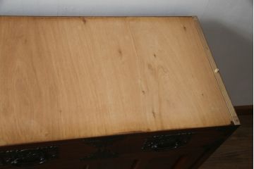 中古　美品!!　工芸家具　飛鳥欅箪笥　欅(ケヤキ)材　意匠を凝らした金具が素敵な水屋箪笥サイドボード(収納棚、戸棚、食器棚、カップボード、サイドキャビネット)(R-079221)
