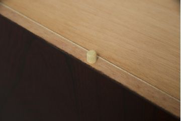 中古　美品!!　工芸家具　飛鳥欅箪笥　欅(ケヤキ)材　意匠を凝らした金具が素敵な水屋箪笥サイドボード(収納棚、戸棚、食器棚、カップボード、サイドキャビネット)(R-079221)