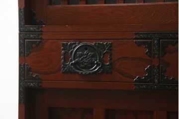 中古　美品!!　工芸家具　飛鳥欅箪笥　欅(ケヤキ)材　意匠を凝らした金具が素敵な水屋箪笥サイドボード(収納棚、戸棚、食器棚、カップボード、サイドキャビネット)(R-079221)