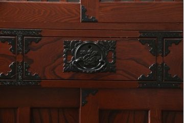 中古　美品!!　工芸家具　飛鳥欅箪笥　欅(ケヤキ)材　意匠を凝らした金具が素敵な水屋箪笥サイドボード(収納棚、戸棚、食器棚、カップボード、サイドキャビネット)(R-079221)