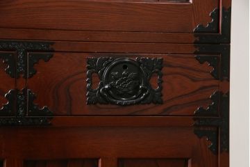 中古　美品!!　工芸家具　飛鳥欅箪笥　欅(ケヤキ)材　意匠を凝らした金具が素敵な水屋箪笥サイドボード(収納棚、戸棚、食器棚、カップボード、サイドキャビネット)(R-079221)