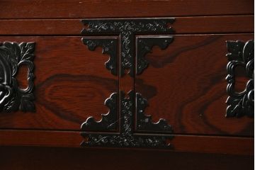 中古　美品!!　工芸家具　飛鳥欅箪笥　欅(ケヤキ)材　意匠を凝らした金具が素敵な水屋箪笥サイドボード(収納棚、戸棚、食器棚、カップボード、サイドキャビネット)(R-079221)