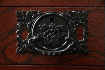 中古　美品!!　工芸家具　飛鳥欅箪笥　欅(ケヤキ)材　意匠を凝らした金具が素敵な水屋箪笥サイドボード(収納棚、戸棚、食器棚、カップボード、サイドキャビネット)(R-079221)