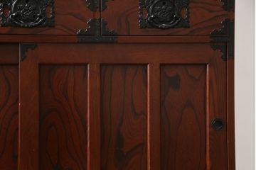 中古　美品!!　工芸家具　飛鳥欅箪笥　欅(ケヤキ)材　意匠を凝らした金具が素敵な水屋箪笥サイドボード(収納棚、戸棚、食器棚、カップボード、サイドキャビネット)(R-079221)
