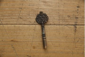 中古　美品!!　工芸家具　飛鳥欅箪笥　欅(ケヤキ)材　意匠を凝らした金具が素敵な水屋箪笥サイドボード(収納棚、戸棚、食器棚、カップボード、サイドキャビネット)(R-079221)