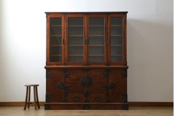 中古　美品　岩谷堂箪笥　菊幸　欅(ケヤキ)材の美しい杢目と重厚な金具が魅力の二段重ね収納棚(食器棚、カップボード、戸棚、キャビネット、上下バラ売り可能)(定価約110万円)(R-079222)