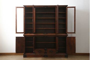 中古　美品　岩谷堂箪笥　菊幸　欅(ケヤキ)材の美しい杢目と重厚な金具が魅力の二段重ね収納棚(食器棚、カップボード、戸棚、キャビネット、上下バラ売り可能)(定価約110万円)(R-079222)