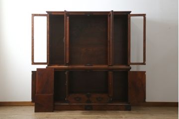 中古　美品　岩谷堂箪笥　菊幸　欅(ケヤキ)材の美しい杢目と重厚な金具が魅力の二段重ね収納棚(食器棚、カップボード、戸棚、キャビネット、上下バラ売り可能)(定価約110万円)(R-079222)