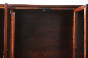 中古　美品　岩谷堂箪笥　菊幸　欅(ケヤキ)材の美しい杢目と重厚な金具が魅力の二段重ね収納棚(食器棚、カップボード、戸棚、キャビネット、上下バラ売り可能)(定価約110万円)(R-079222)