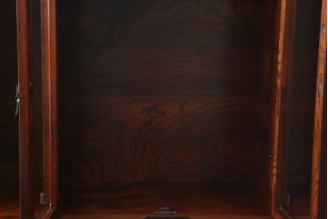 中古　美品　岩谷堂箪笥　菊幸　欅(ケヤキ)材の美しい杢目と重厚な金具が魅力の二段重ね収納棚(食器棚、カップボード、戸棚、キャビネット、上下バラ売り可能)(定価約110万円)(R-079222)