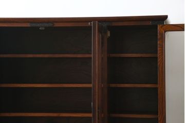 中古　美品　岩谷堂箪笥　菊幸　欅(ケヤキ)材の美しい杢目と重厚な金具が魅力の二段重ね収納棚(食器棚、カップボード、戸棚、キャビネット、上下バラ売り可能)(定価約110万円)(R-079222)