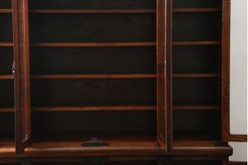 中古　美品　岩谷堂箪笥　菊幸　欅(ケヤキ)材の美しい杢目と重厚な金具が魅力の二段重ね収納棚(食器棚、カップボード、戸棚、キャビネット、上下バラ売り可能)(定価約110万円)(R-079222)