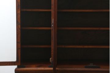 中古　美品　岩谷堂箪笥　菊幸　欅(ケヤキ)材の美しい杢目と重厚な金具が魅力の二段重ね収納棚(食器棚、カップボード、戸棚、キャビネット、上下バラ売り可能)(定価約110万円)(R-079222)