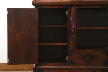 中古　美品　岩谷堂箪笥　菊幸　欅(ケヤキ)材の美しい杢目と重厚な金具が魅力の二段重ね収納棚(食器棚、カップボード、戸棚、キャビネット、上下バラ売り可能)(定価約110万円)(R-079222)