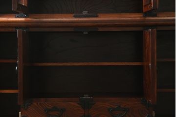 中古　美品　岩谷堂箪笥　菊幸　欅(ケヤキ)材の美しい杢目と重厚な金具が魅力の二段重ね収納棚(食器棚、カップボード、戸棚、キャビネット、上下バラ売り可能)(定価約110万円)(R-079222)