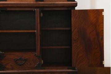 中古　美品　岩谷堂箪笥　菊幸　欅(ケヤキ)材の美しい杢目と重厚な金具が魅力の二段重ね収納棚(食器棚、カップボード、戸棚、キャビネット、上下バラ売り可能)(定価約110万円)(R-079222)