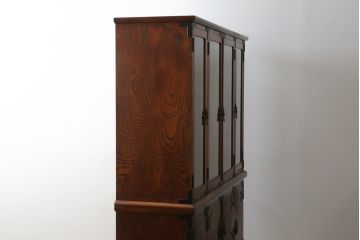 中古　美品　岩谷堂箪笥　菊幸　欅(ケヤキ)材の美しい杢目と重厚な金具が魅力の二段重ね収納棚(食器棚、カップボード、戸棚、キャビネット、上下バラ売り可能)(定価約110万円)(R-079222)