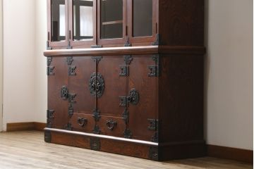 中古　美品　岩谷堂箪笥　菊幸　欅(ケヤキ)材の美しい杢目と重厚な金具が魅力の二段重ね収納棚(食器棚、カップボード、戸棚、キャビネット、上下バラ売り可能)(定価約110万円)(R-079222)