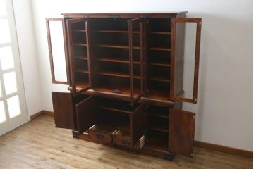 中古　美品　岩谷堂箪笥　菊幸　欅(ケヤキ)材の美しい杢目と重厚な金具が魅力の二段重ね収納棚(食器棚、カップボード、戸棚、キャビネット、上下バラ売り可能)(定価約110万円)(R-079222)