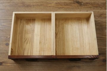 中古　美品　岩谷堂箪笥　菊幸　欅(ケヤキ)材の美しい杢目と重厚な金具が魅力の二段重ね収納棚(食器棚、カップボード、戸棚、キャビネット、上下バラ売り可能)(定価約110万円)(R-079222)