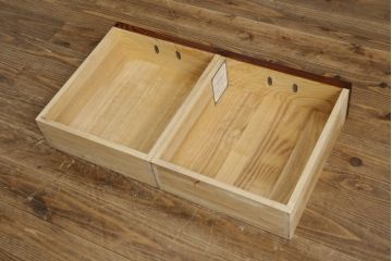 中古　美品　岩谷堂箪笥　菊幸　欅(ケヤキ)材の美しい杢目と重厚な金具が魅力の二段重ね収納棚(食器棚、カップボード、戸棚、キャビネット、上下バラ売り可能)(定価約110万円)(R-079222)