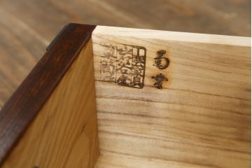 中古　美品　岩谷堂箪笥　菊幸　欅(ケヤキ)材の美しい杢目と重厚な金具が魅力の二段重ね収納棚(食器棚、カップボード、戸棚、キャビネット、上下バラ売り可能)(定価約110万円)(R-079222)