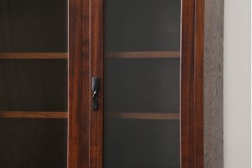 中古　美品　岩谷堂箪笥　菊幸　欅(ケヤキ)材の美しい杢目と重厚な金具が魅力の二段重ね収納棚(食器棚、カップボード、戸棚、キャビネット、上下バラ売り可能)(定価約110万円)(R-079222)