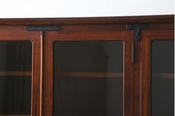 中古　美品　岩谷堂箪笥　菊幸　欅(ケヤキ)材の美しい杢目と重厚な金具が魅力の二段重ね収納棚(食器棚、カップボード、戸棚、キャビネット、上下バラ売り可能)(定価約110万円)(R-079222)