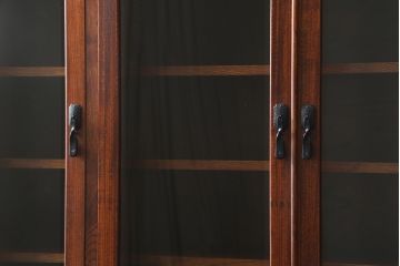 中古　美品　岩谷堂箪笥　菊幸　欅(ケヤキ)材の美しい杢目と重厚な金具が魅力の二段重ね収納棚(食器棚、カップボード、戸棚、キャビネット、上下バラ売り可能)(定価約110万円)(R-079222)