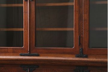 中古　美品　岩谷堂箪笥　菊幸　欅(ケヤキ)材の美しい杢目と重厚な金具が魅力の二段重ね収納棚(食器棚、カップボード、戸棚、キャビネット、上下バラ売り可能)(定価約110万円)(R-079222)
