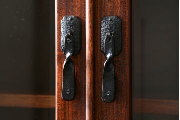 中古　美品　岩谷堂箪笥　菊幸　欅(ケヤキ)材の美しい杢目と重厚な金具が魅力の二段重ね収納棚(食器棚、カップボード、戸棚、キャビネット、上下バラ売り可能)(定価約110万円)(R-079222)