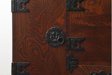 中古　美品　岩谷堂箪笥　菊幸　欅(ケヤキ)材の美しい杢目と重厚な金具が魅力の二段重ね収納棚(食器棚、カップボード、戸棚、キャビネット、上下バラ売り可能)(定価約110万円)(R-079222)