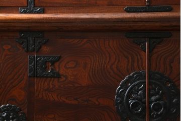 中古　美品　岩谷堂箪笥　菊幸　欅(ケヤキ)材の美しい杢目と重厚な金具が魅力の二段重ね収納棚(食器棚、カップボード、戸棚、キャビネット、上下バラ売り可能)(定価約110万円)(R-079222)