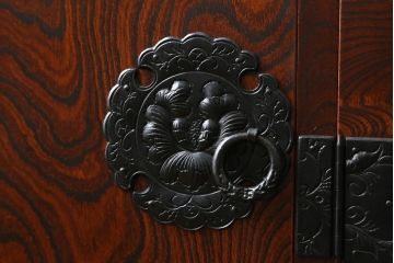 中古　美品　岩谷堂箪笥　菊幸　欅(ケヤキ)材の美しい杢目と重厚な金具が魅力の二段重ね収納棚(食器棚、カップボード、戸棚、キャビネット、上下バラ売り可能)(定価約110万円)(R-079222)