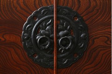 中古　美品　岩谷堂箪笥　菊幸　欅(ケヤキ)材の美しい杢目と重厚な金具が魅力の二段重ね収納棚(食器棚、カップボード、戸棚、キャビネット、上下バラ売り可能)(定価約110万円)(R-079222)
