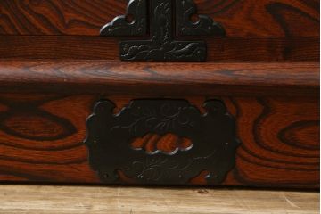中古　美品　岩谷堂箪笥　菊幸　欅(ケヤキ)材の美しい杢目と重厚な金具が魅力の二段重ね収納棚(食器棚、カップボード、戸棚、キャビネット、上下バラ売り可能)(定価約110万円)(R-079222)