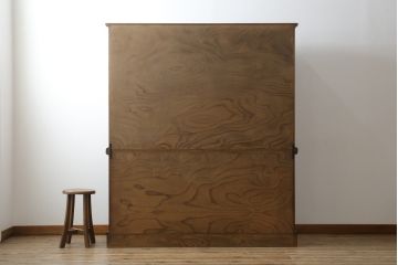 中古　美品　岩谷堂箪笥　菊幸　欅(ケヤキ)材の美しい杢目と重厚な金具が魅力の二段重ね収納棚(食器棚、カップボード、戸棚、キャビネット、上下バラ売り可能)(定価約110万円)(R-079222)