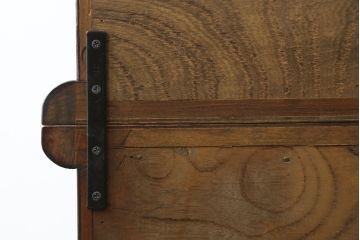 中古　美品　岩谷堂箪笥　菊幸　欅(ケヤキ)材の美しい杢目と重厚な金具が魅力の二段重ね収納棚(食器棚、カップボード、戸棚、キャビネット、上下バラ売り可能)(定価約110万円)(R-079222)