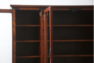 中古　美品　岩谷堂箪笥　菊幸　高級感のある欅(ケヤキ)材の木目が魅力的なサイドキャビネット(収納棚、戸棚、食器棚、カップボード、サイドボード)(R-079223)