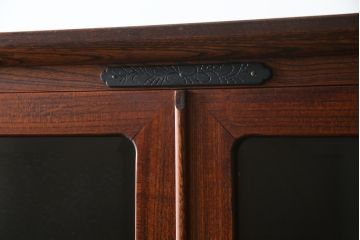 中古　美品　岩谷堂箪笥　菊幸　高級感のある欅(ケヤキ)材の木目が魅力的なサイドキャビネット(収納棚、戸棚、食器棚、カップボード、サイドボード)(R-079223)