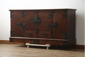 中古　美品　岩谷堂箪笥　菊幸　欅(ケヤキ)材の美しい杢目と重厚な金具が魅力のサイドキャビネット(収納棚、戸棚、食器棚、カップボード、サイドボード)(R-079224)
