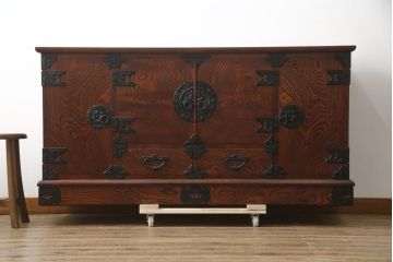 中古　美品　岩谷堂箪笥　菊幸　欅(ケヤキ)材の美しい杢目と重厚な金具が魅力のサイドキャビネット(収納棚、戸棚、食器棚、カップボード、サイドボード)(R-079224)