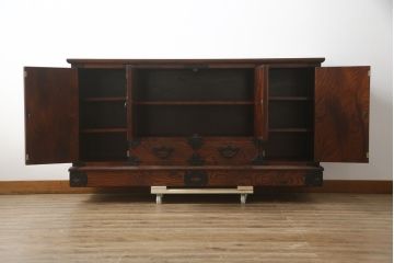 中古　美品　岩谷堂箪笥　菊幸　欅(ケヤキ)材の美しい杢目と重厚な金具が魅力のサイドキャビネット(収納棚、戸棚、食器棚、カップボード、サイドボード)(R-079224)