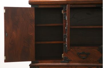 中古　美品　岩谷堂箪笥　菊幸　欅(ケヤキ)材の美しい杢目と重厚な金具が魅力のサイドキャビネット(収納棚、戸棚、食器棚、カップボード、サイドボード)(R-079224)