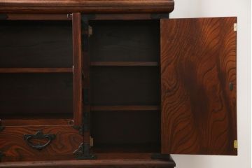 中古　美品　岩谷堂箪笥　菊幸　欅(ケヤキ)材の美しい杢目と重厚な金具が魅力のサイドキャビネット(収納棚、戸棚、食器棚、カップボード、サイドボード)(R-079224)