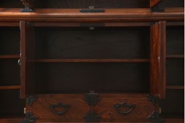 中古　美品　岩谷堂箪笥　菊幸　欅(ケヤキ)材の美しい杢目と重厚な金具が魅力のサイドキャビネット(収納棚、戸棚、食器棚、カップボード、サイドボード)(R-079224)