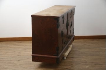 中古　美品　岩谷堂箪笥　菊幸　欅(ケヤキ)材の美しい杢目と重厚な金具が魅力のサイドキャビネット(収納棚、戸棚、食器棚、カップボード、サイドボード)(R-079224)