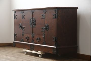 中古　美品　岩谷堂箪笥　菊幸　欅(ケヤキ)材の美しい杢目と重厚な金具が魅力のサイドキャビネット(収納棚、戸棚、食器棚、カップボード、サイドボード)(R-079224)