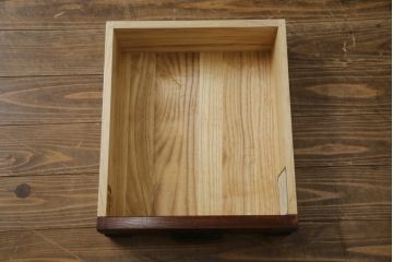 中古　美品　岩谷堂箪笥　菊幸　欅(ケヤキ)材の美しい杢目と重厚な金具が魅力のサイドキャビネット(収納棚、戸棚、食器棚、カップボード、サイドボード)(R-079224)